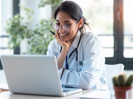 médica sorridente em teleconsulta