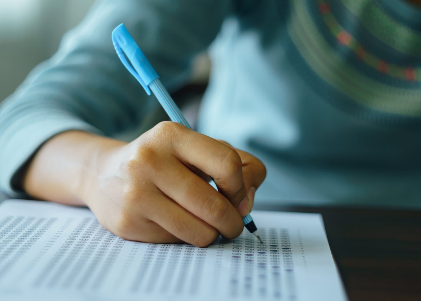 pessoa a fazer um teste psicotécnico