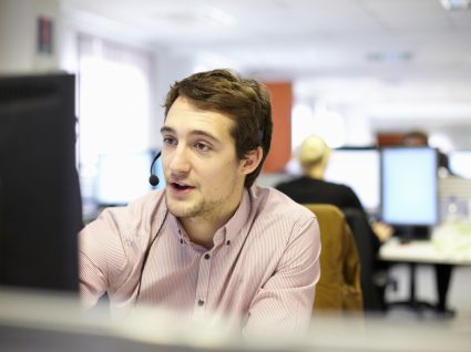 jovem a trabalhar em call center