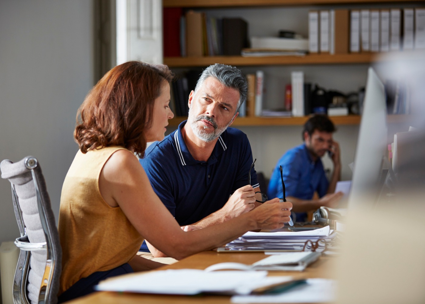 colegas de trabalho a conversar