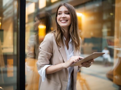 colaboradora feliz no trabalho