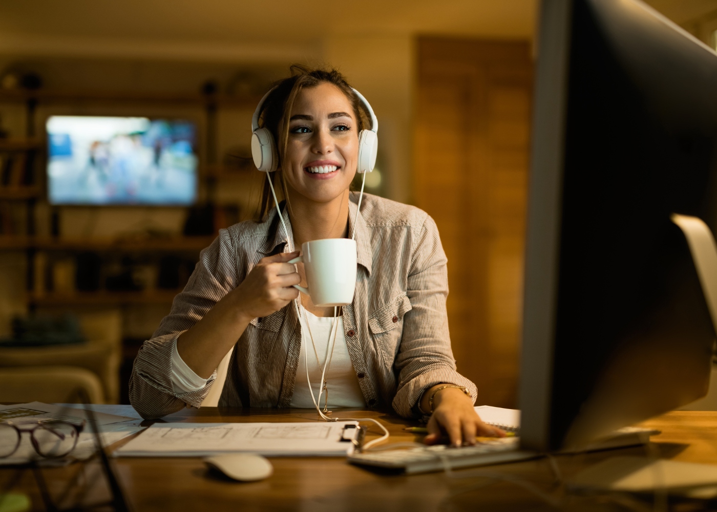 mulher em teletrabalho a mostrar felicidade no trabalho é possível em casa