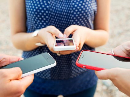 Grupo de amigos com iPhones recondicionados