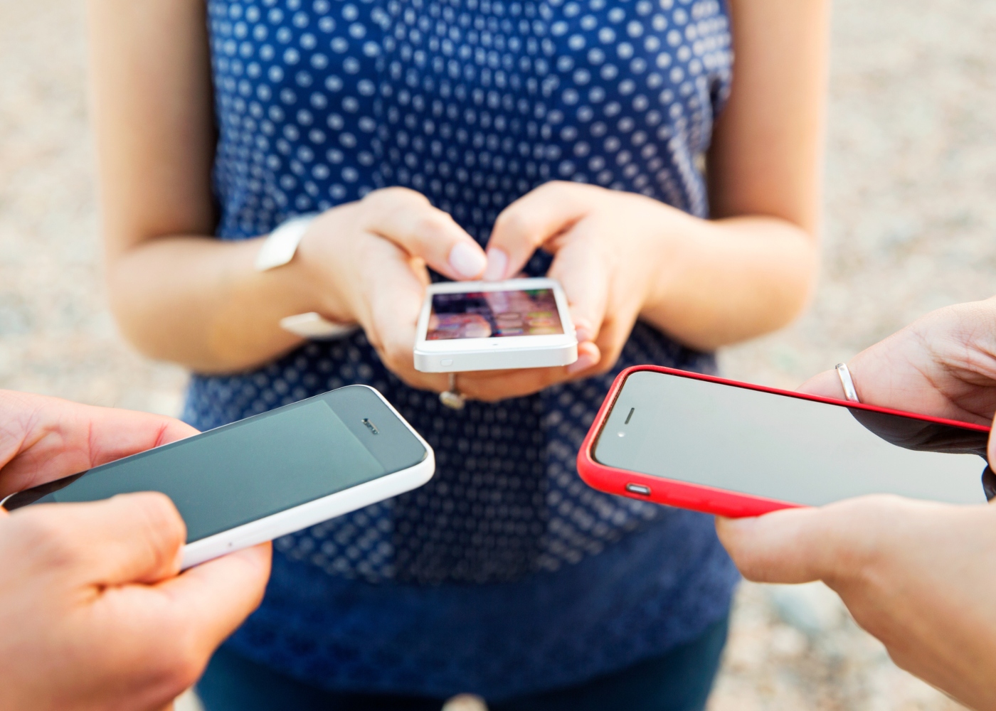 Grupo de amigos com iPhones recondicionados