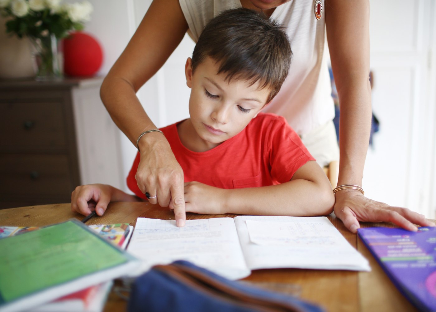 mãe a ajudar filho nos trabalhos da escola