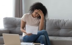 mulher a ver carta com redução do ordenado