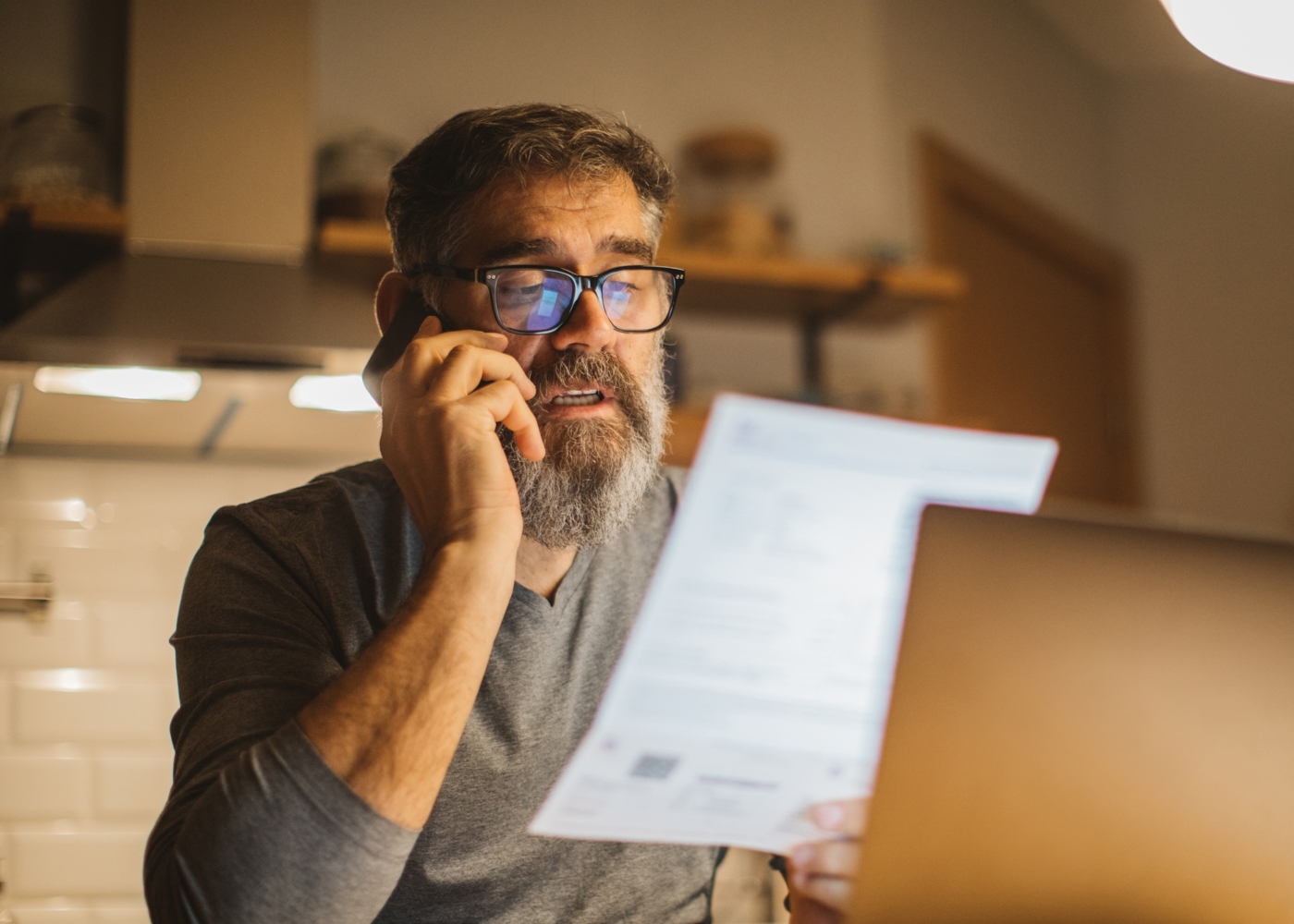 Homem a renegociar contrato de telecomunicações por telefone