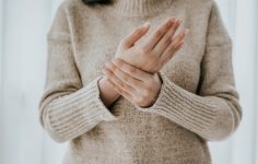 Mulher com tendinite