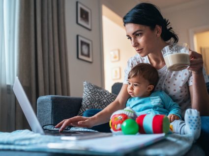 mulher com bebé ao computador a pedir estatuto mãe estudante