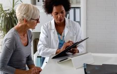 mulher a ir ao médico em horário de trabalho