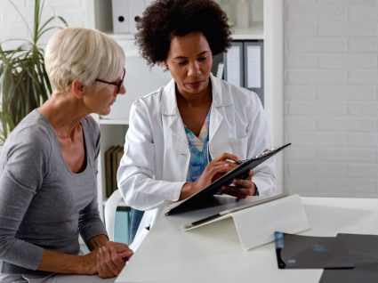 mulher a ir ao médico em horário de trabalho