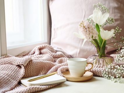 vaso com flores a decorar um espaço