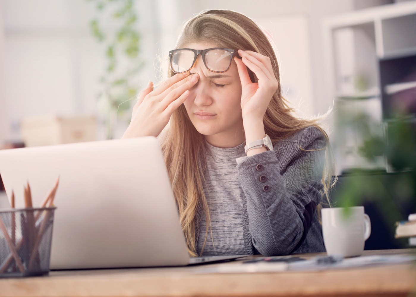 jovem cansada ao computador