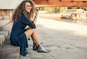 jovem a usar botas na primavera com vestido fluído
