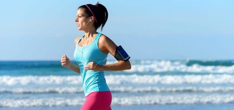 mulher a correr na praia