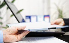 empregador a entregar documentos de despedimento por justa causa a trabalhador