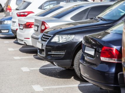 carros seminovos estacionados