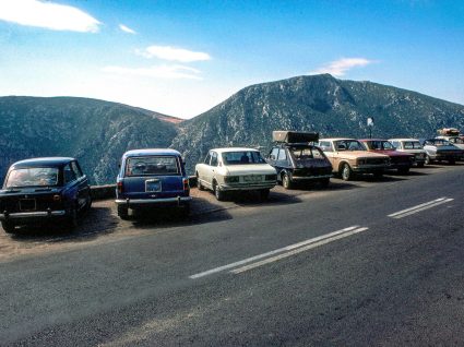 alguns dos melhores carros dos anos 70 estacionados