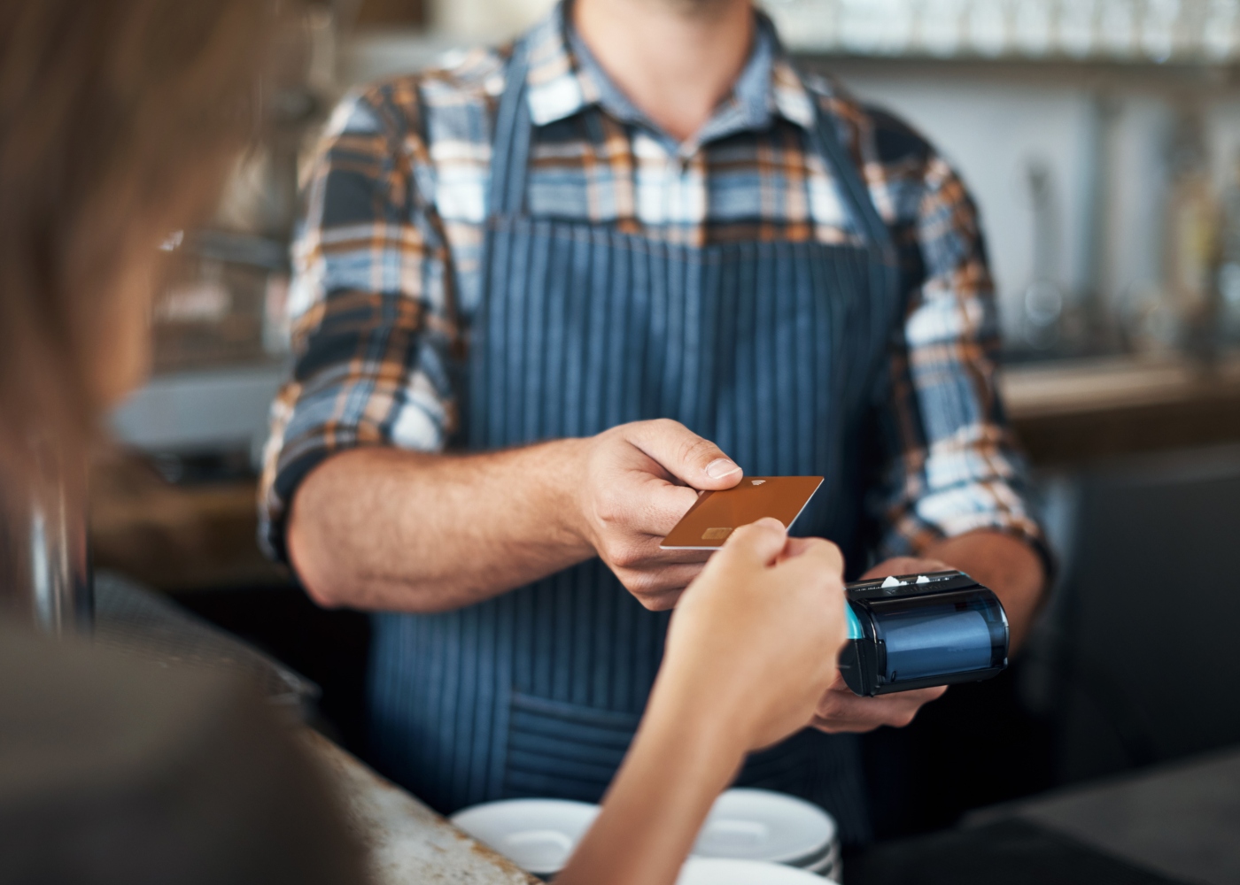 Mulher a pagar almoço com cartão de refeição