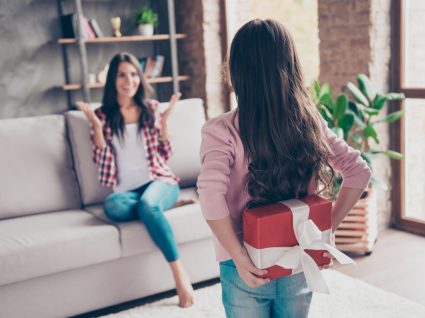 Prendas originais para o Dia da Mãe: filha a dar prenda à mãe