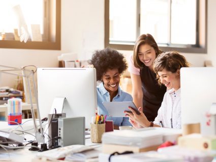 três jovens felizes no trabalho