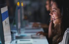 funcionária de call center que recebe subsídio de turno