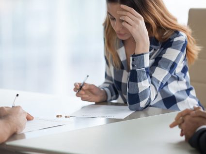 mulher a assinar suspensão do contrato de trabalho