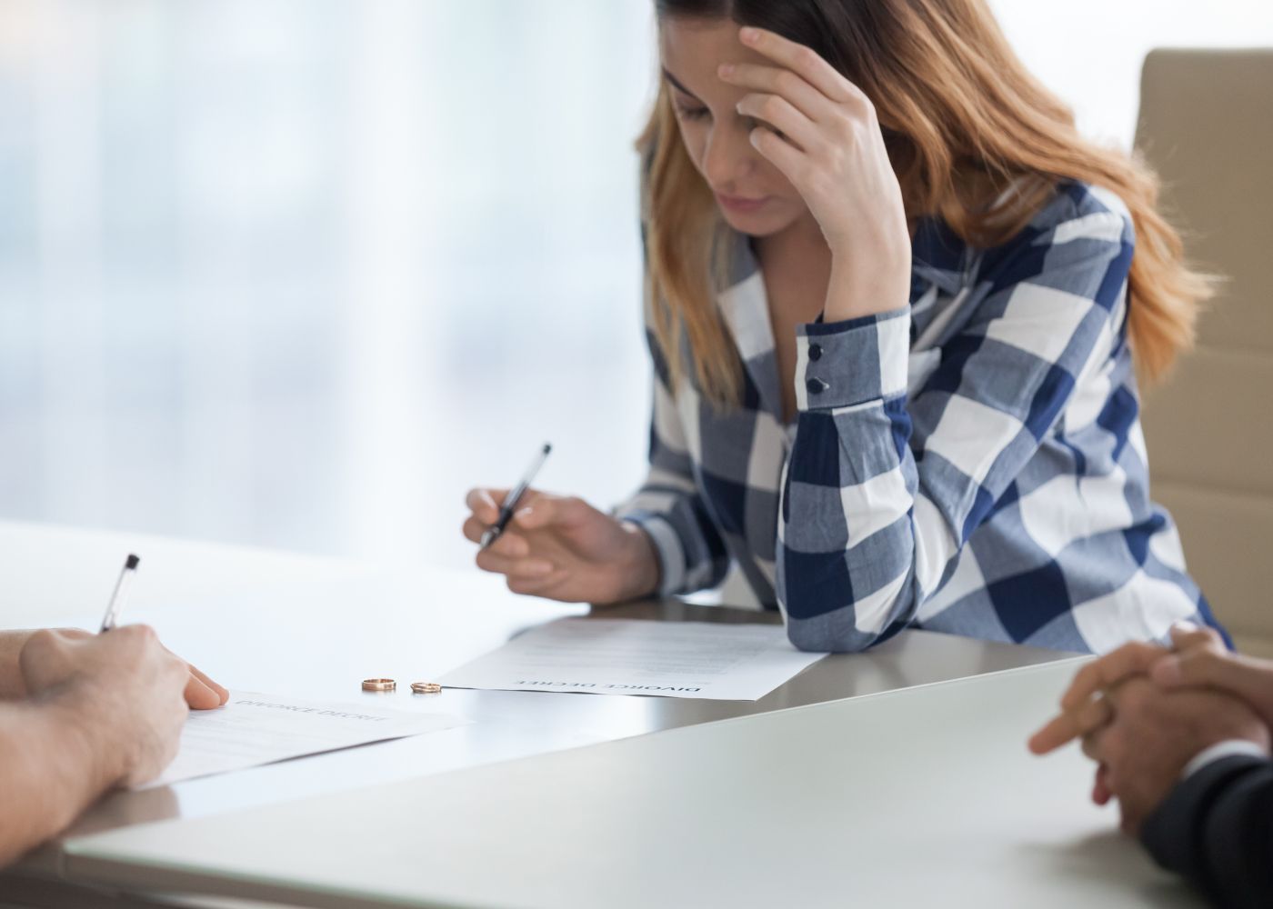 mulher a assinar suspensão do contrato de trabalho