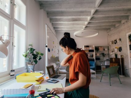 freelancer a trabalhar em escritório em casa