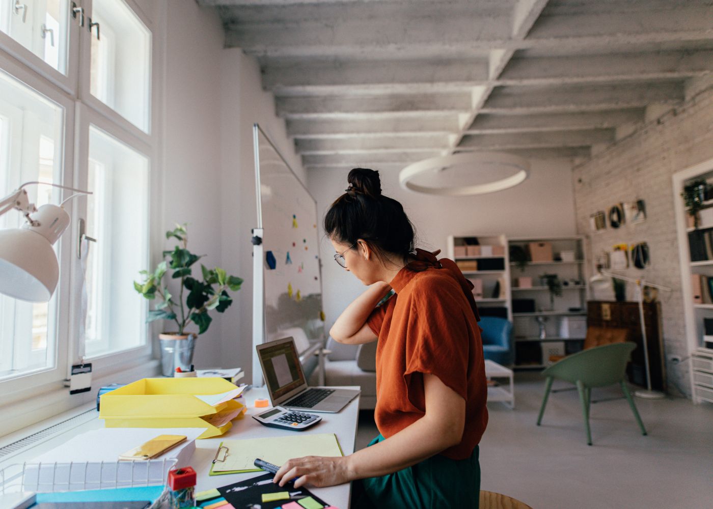 freelancer a trabalhar em escritório em casa