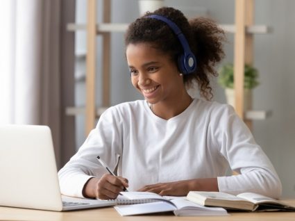 jovem ao computador a estudar segundo as dicas de estudo consultadas