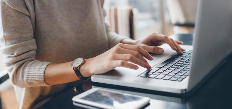 mulher a escrever em computador