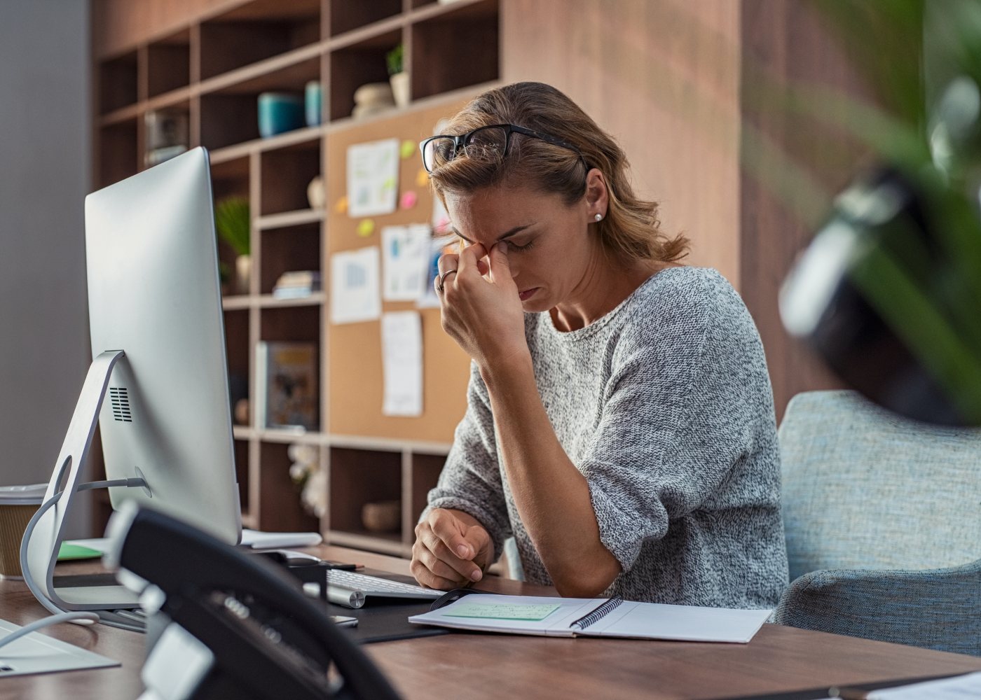 mulher a sofrer de depressão pós-férias de regresso ao trabalho