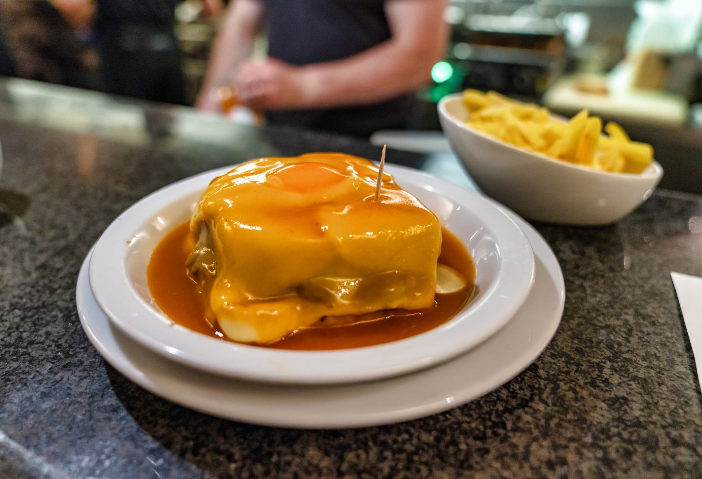 Francesinha com batata no Porto