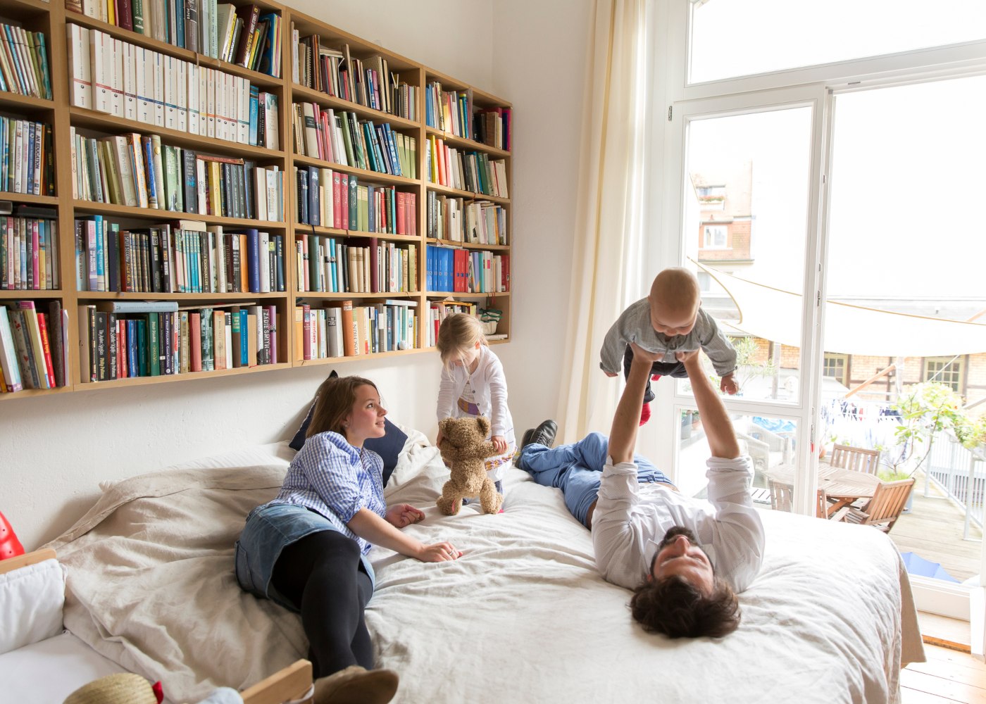 família divertida no quarto