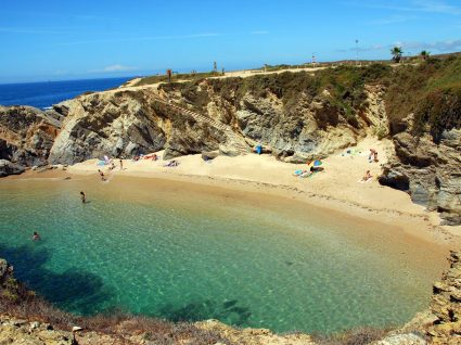 Praia em Porto Côvo com esplanadas e terraços
