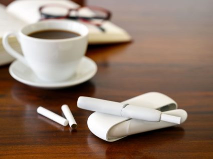 café e cigarros iqos em cima de uma mesa