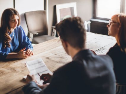 jovem em entrevista de emprego