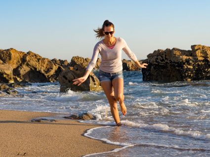 mulher a correr na praia