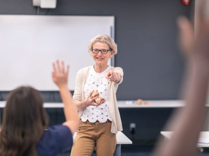 professora a dar aulas na sala