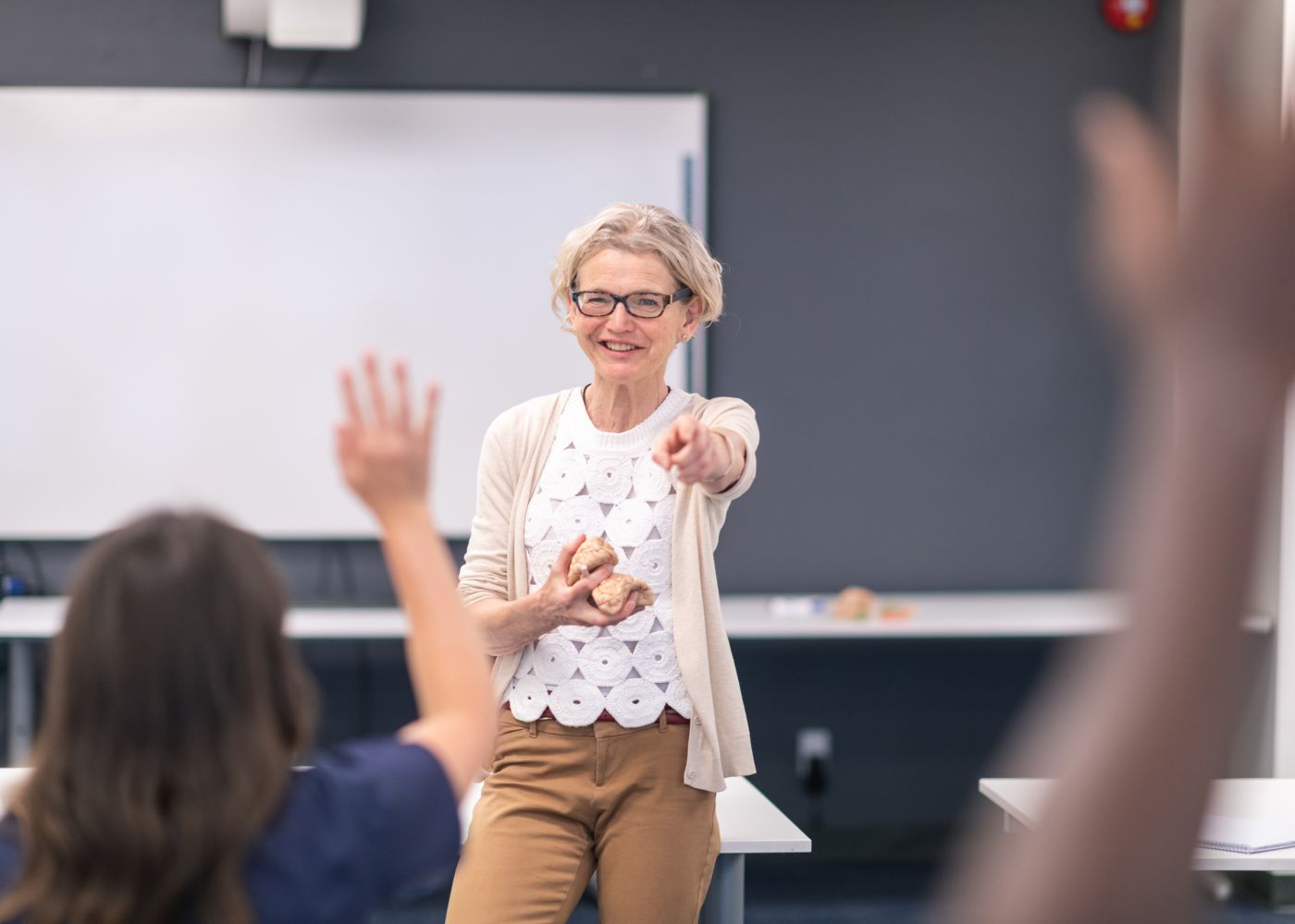 professora a dar aulas na sala