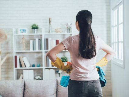 mulher preparada para limpar sala