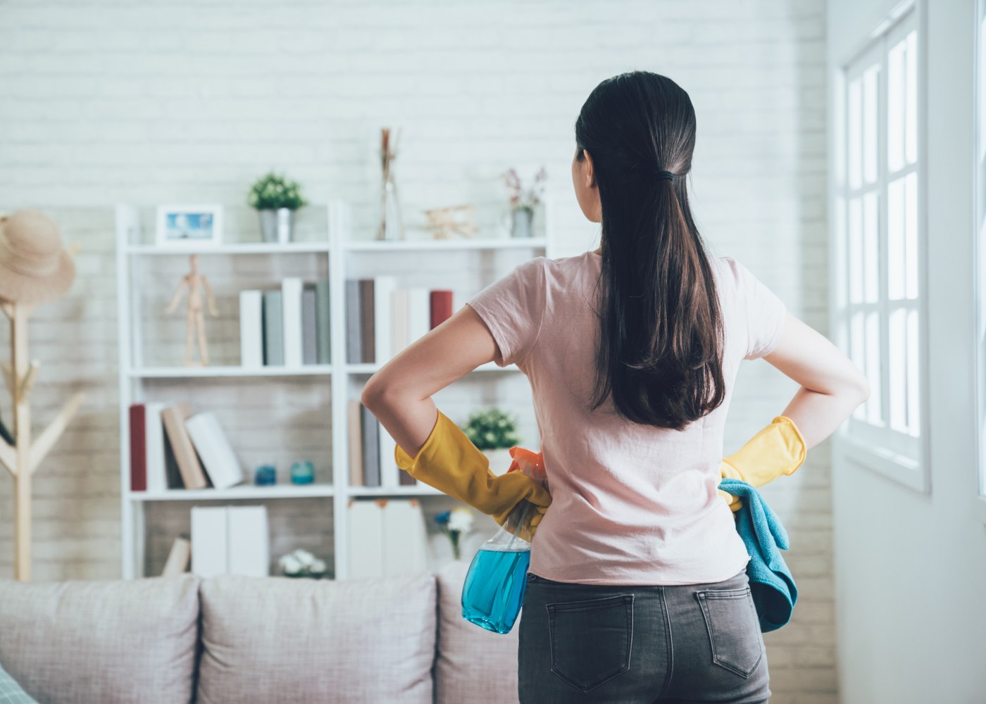 mulher preparada para limpar sala