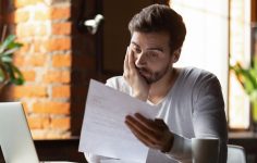 homem a rever os seus direitos a receber em caso de despedimento por justa causa