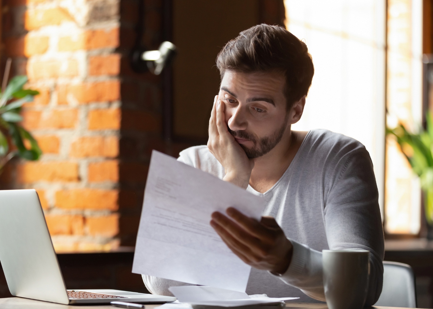 homem a rever os seus direitos a receber em caso de despedimento