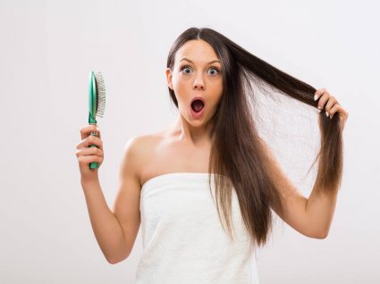 Mulher com queda de cabelo