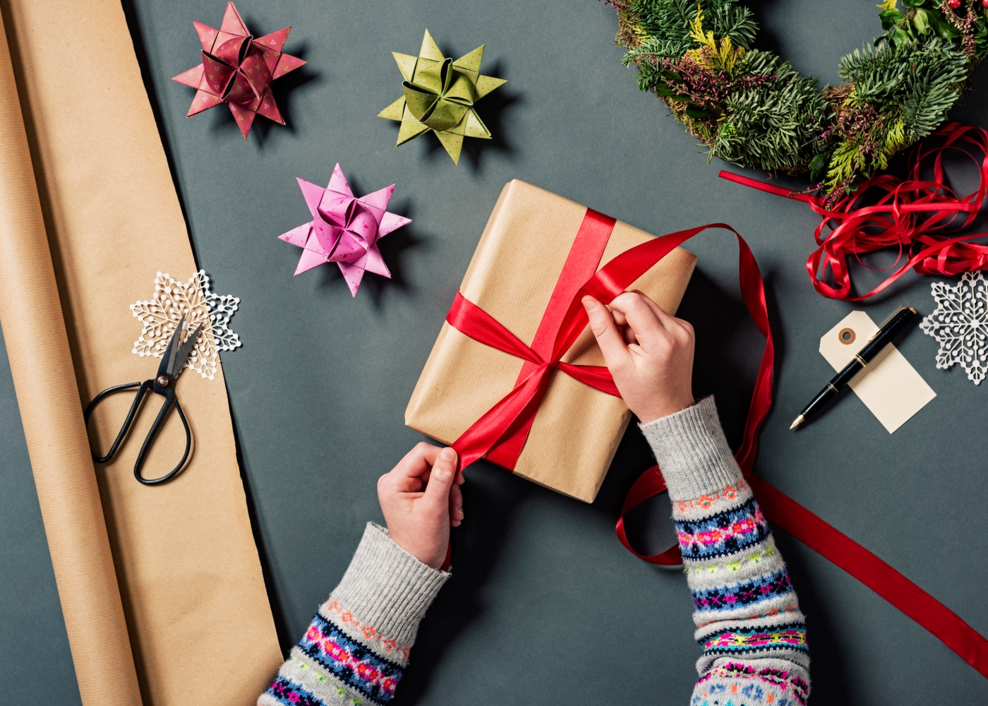 pessoa a fazer embrulho de natal