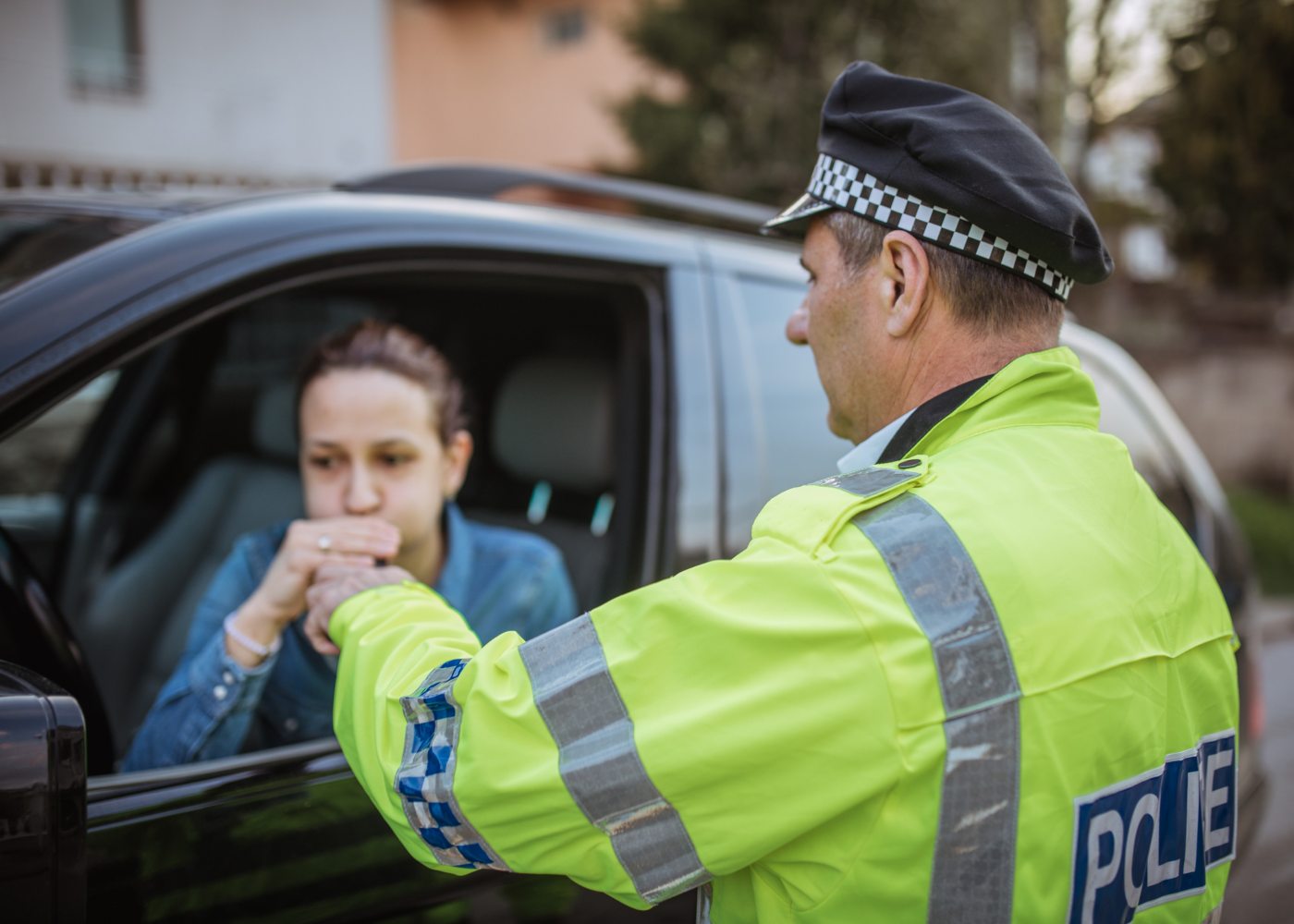 mulher a ser parada pela polícia