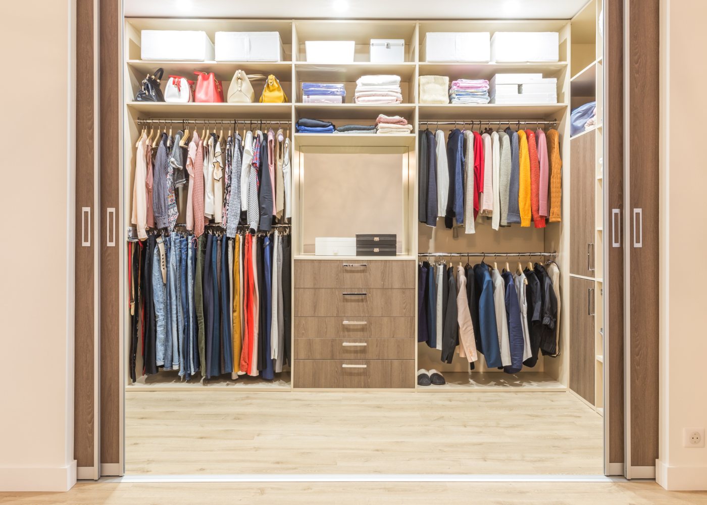 closet como um dos extras que valorizam a sua casa