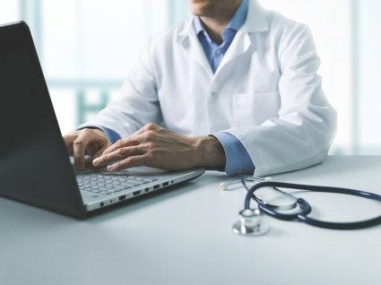 médico a preparar consulta de medicina do trabalho